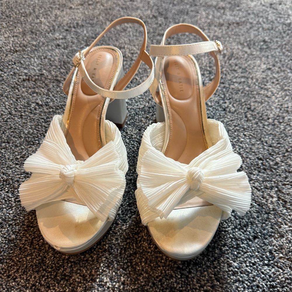 Elegant White Bow Heeled Sandals